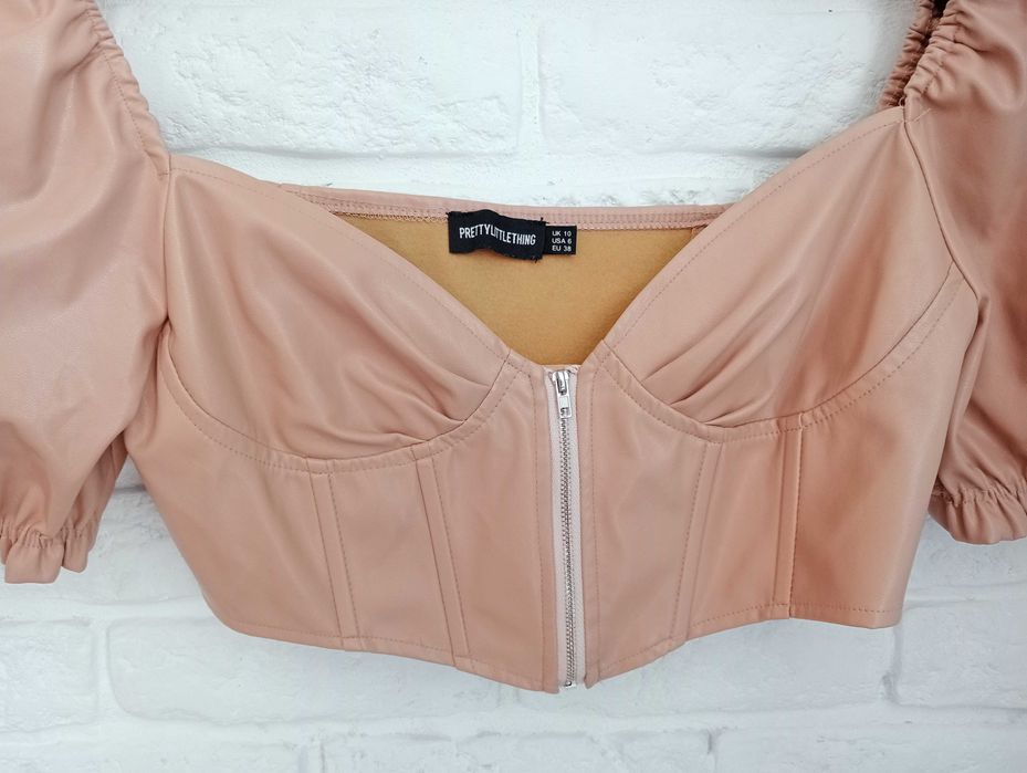 Sexy bluzka damska z eko-skóry beżowa M/10/38 Pretty Littlething