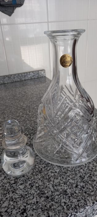 Garrafa de licor de cristal.