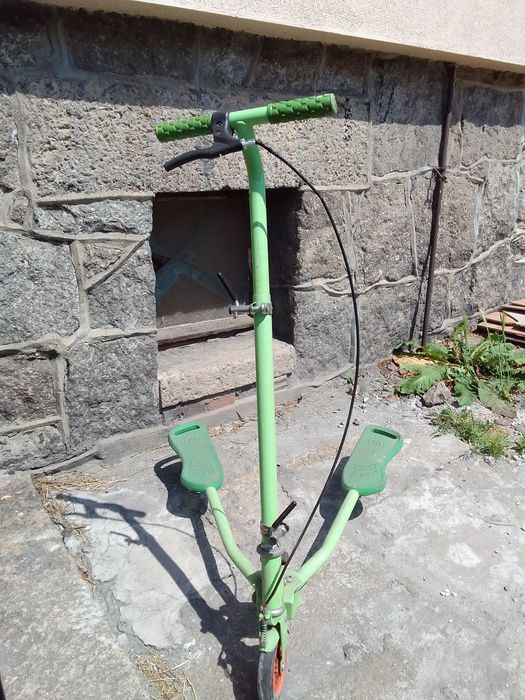 Hulajnoga na dwie nogi trójkołowa