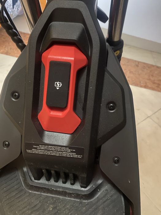 Trotinete elétrica impecável + capacete (caixa original)