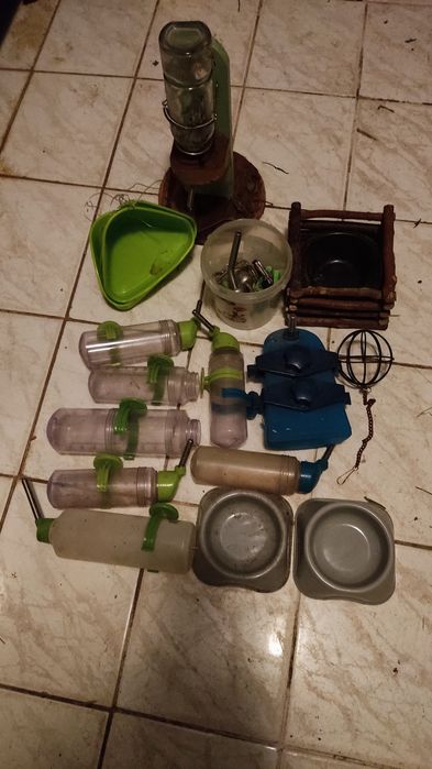 Akcesoria (poidła, miseczki, stojaki) do klatki dla chomika, myszki...