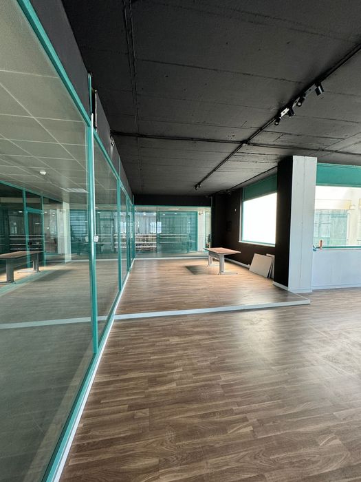 Lojas/ escritório em centro comercial no carregado