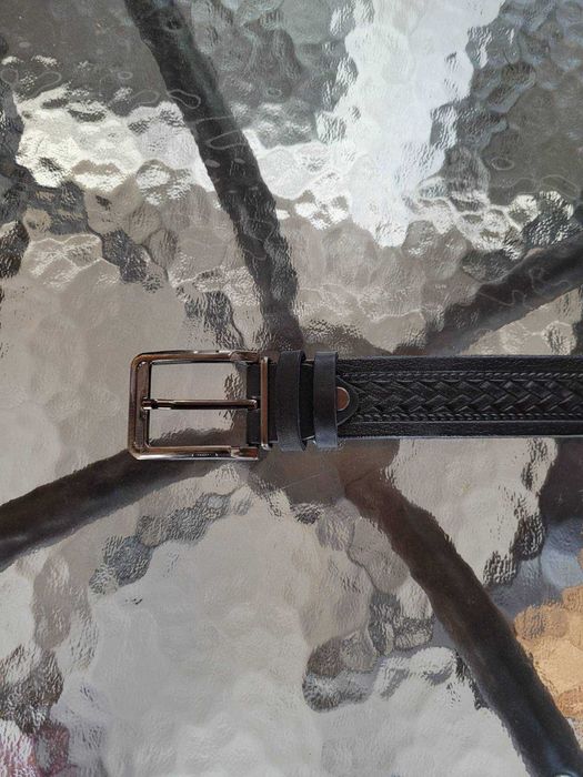 Czarny męski skórzany pasek z wytłoczeniem 125 cm