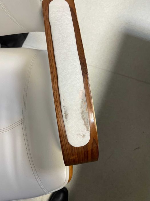 cadeira de escritorio branca e castanha