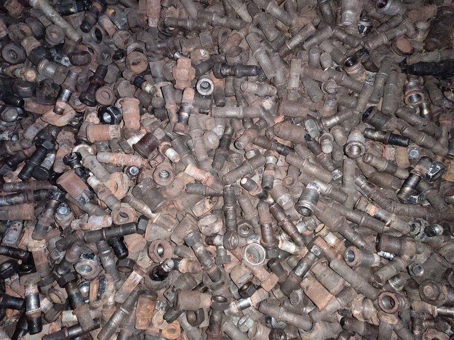 Гайка шпилька футорка колісна Газ 53 3307 3309 Зіл 130 131 КамАЗ Урал