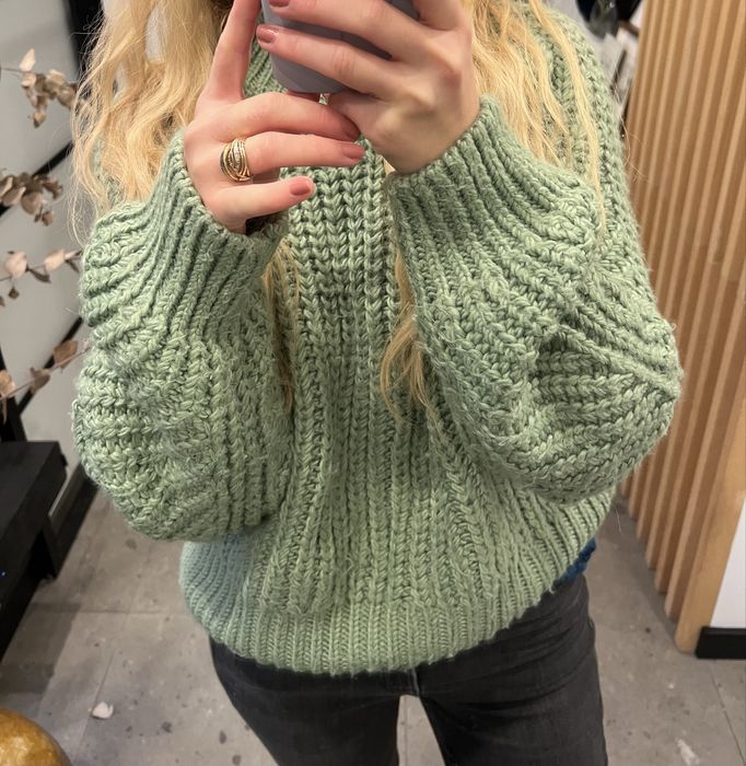 Zielony oversizowy sweter na jesień-zimę