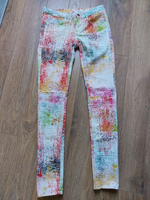Kolorowe spodnie jeansowe firmy H&M