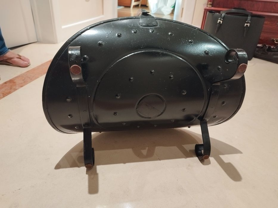 Cesto metálico pintado para lenha