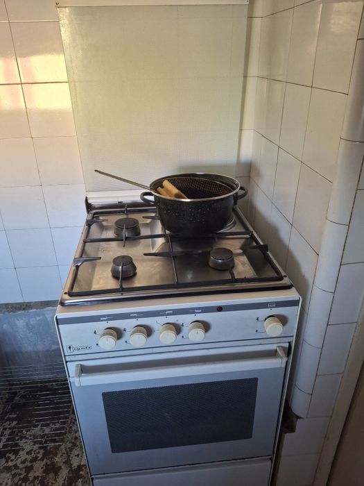 Fogao a gas com um bico eletrico