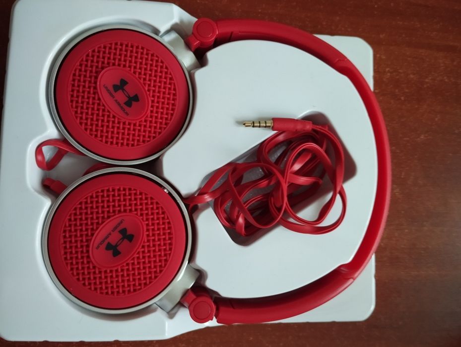 Беспроводные Bluetooth и проводные наушники.