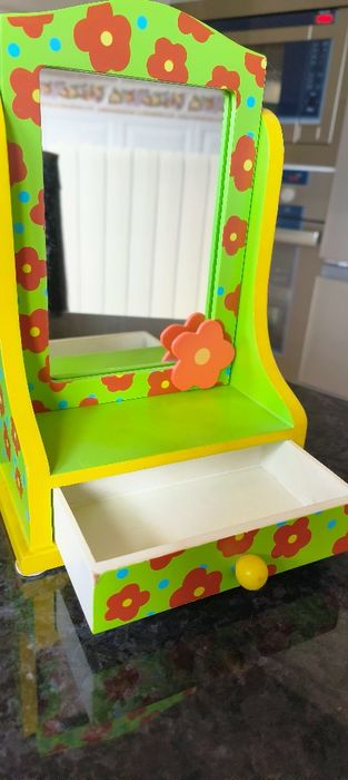 Guarda jóias com espelho da Pórtico