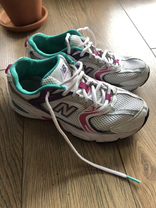 Adidasy marki New Balance.