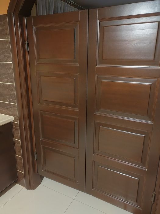 Drzwi drewniane wahadłowe brąz