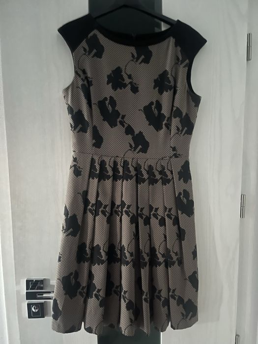 Elegancka sukienka Monnari rozkloszowana w kwiatowy wzór firmy Monnari