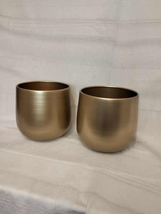 Dwie metalowe złote osłonki do doniczek