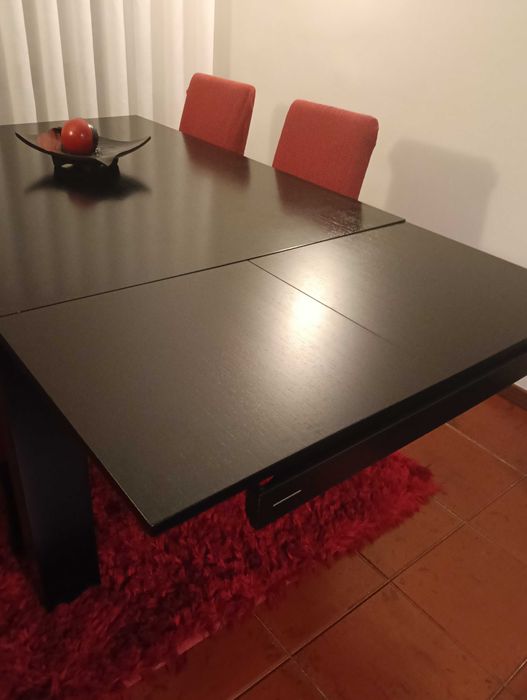Mesa de jantar em madeira extensível + 4 cadeiras – 350 €