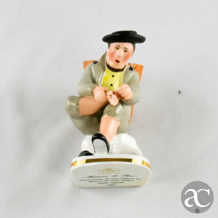 Paliteiro “Homem do Pico” em porcelana Vista Alegre