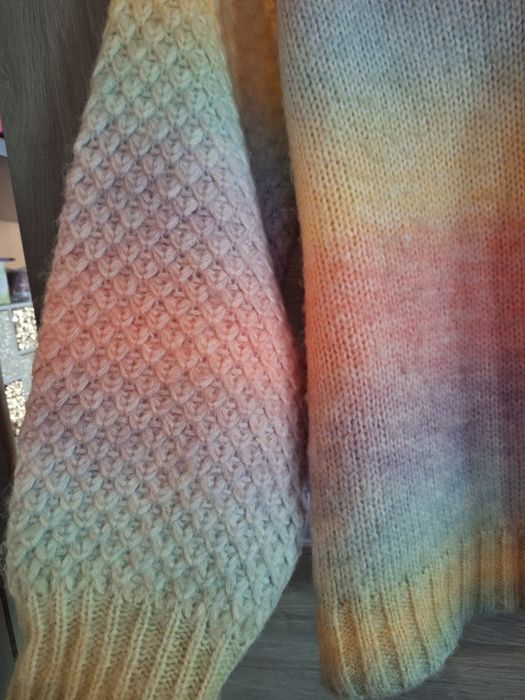 Śliczny sweter tęcza z bufiastymi rękawami