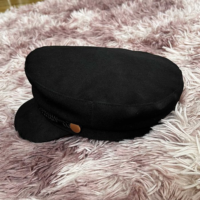 H&M Bretonka – firmowa czapka z daszkiem