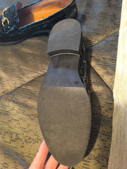 Sapatos pretos de mulher