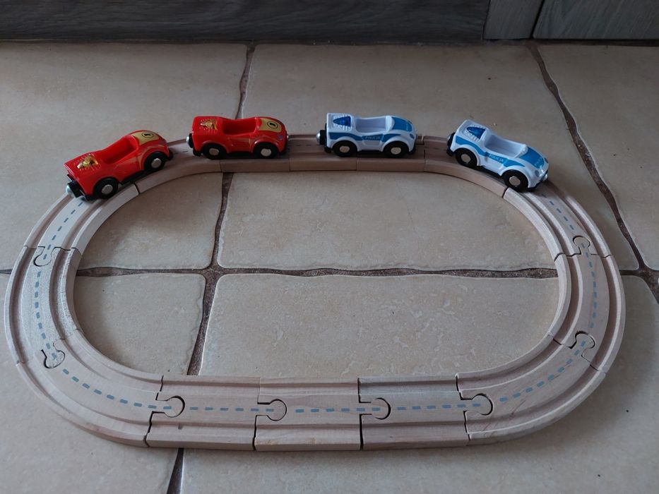 Drewniana ulica, pojazdy policja