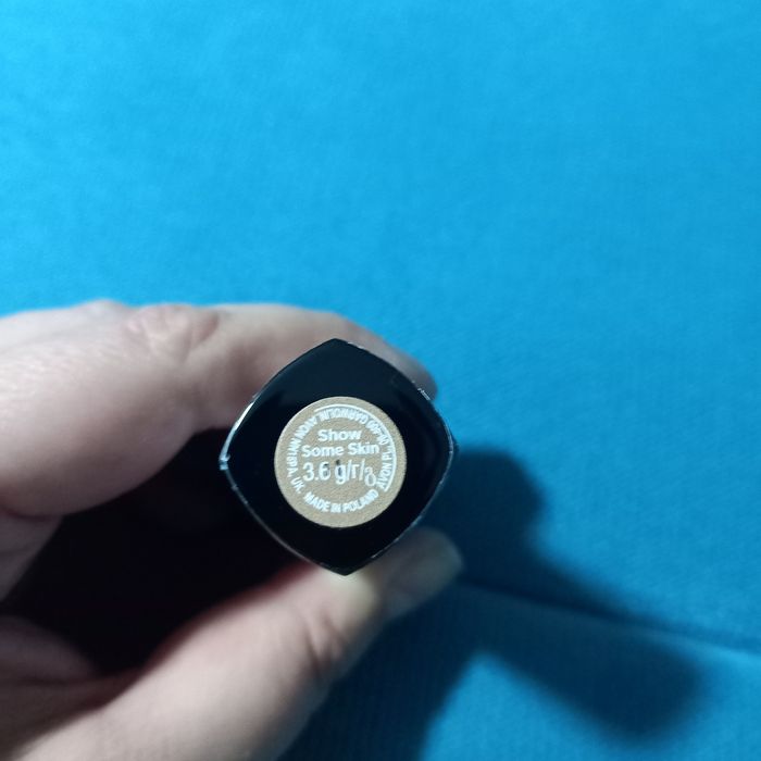 Avon ultrakremowa szminka Show Some Skin Mate 11