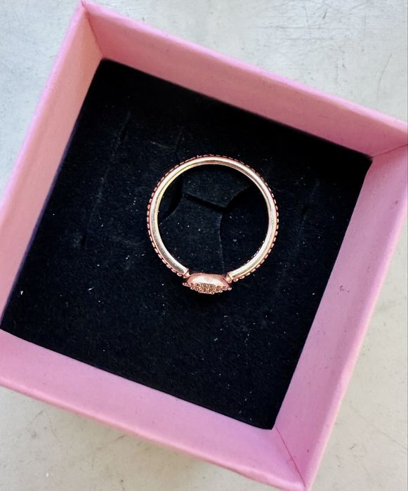 Elegancki lśniący pierścionek Pandora – rozmiar 56