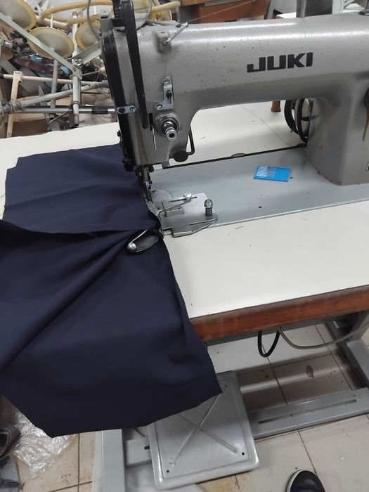 Máquina de costura juki própria para fechar edredões com aparelho especial
