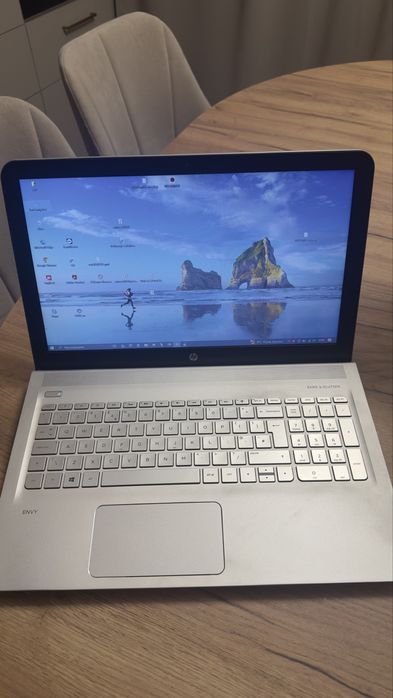 Laptop HP 15-AH150SA A10-8700P /15.6" FHD/8GB/256SSD