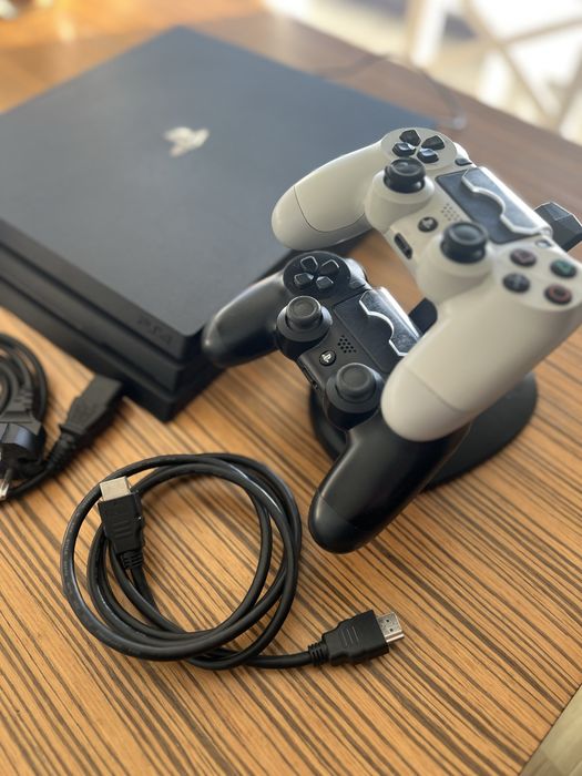 PS4 Pro 1TB + 2 Comandos + 5 Jogos