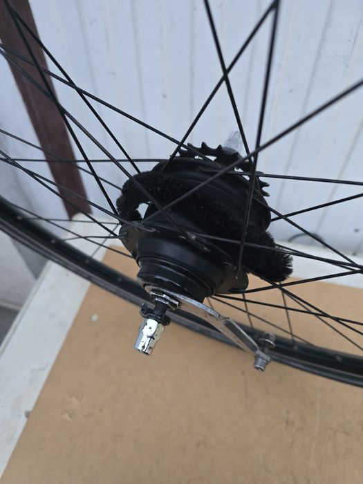 Komplet kół 28 cali przód z prądnicą tył z 8 biegami.