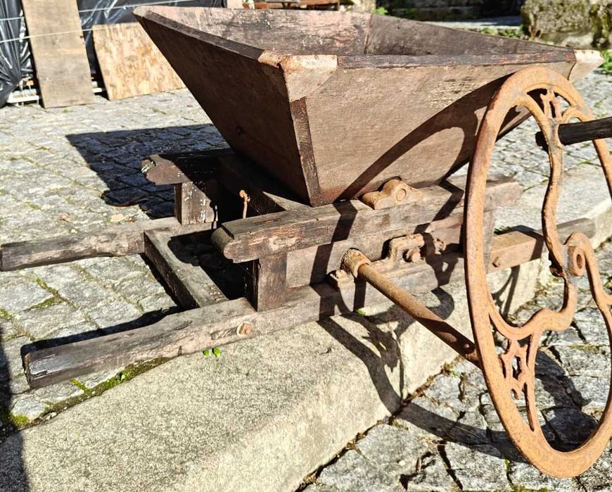 Esmagador/Reladeira de uvas antiga