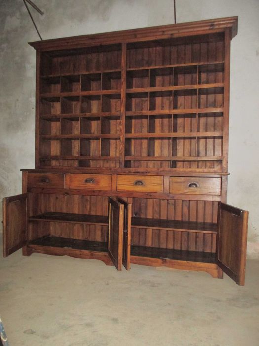 Móvel antigo de uma oficina, restaurado.