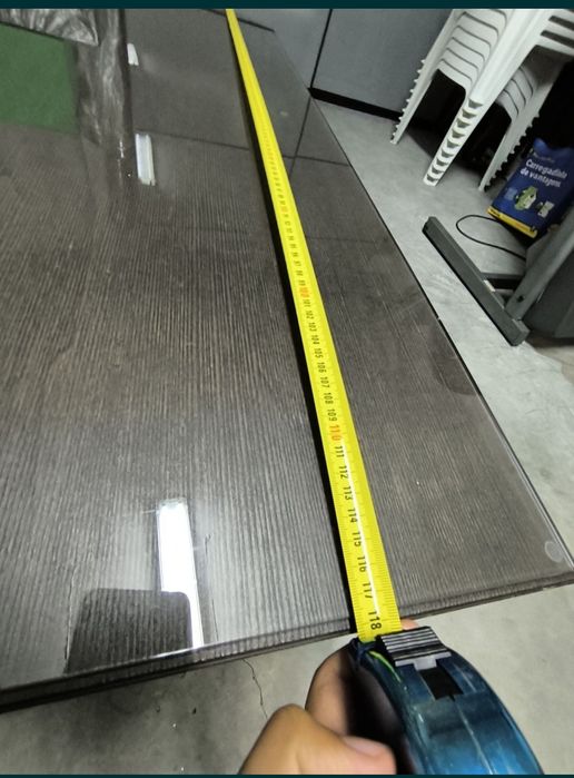 Mesa de centro com tampo de vidro