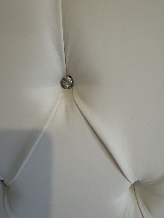 Cama. com colchao e cabeceira com botoes brilhantes