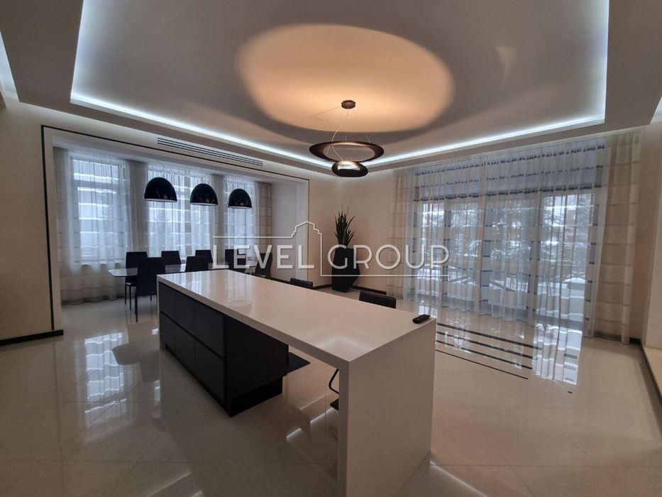 Лісники, статусний будинок в містечку, басейн, автономність