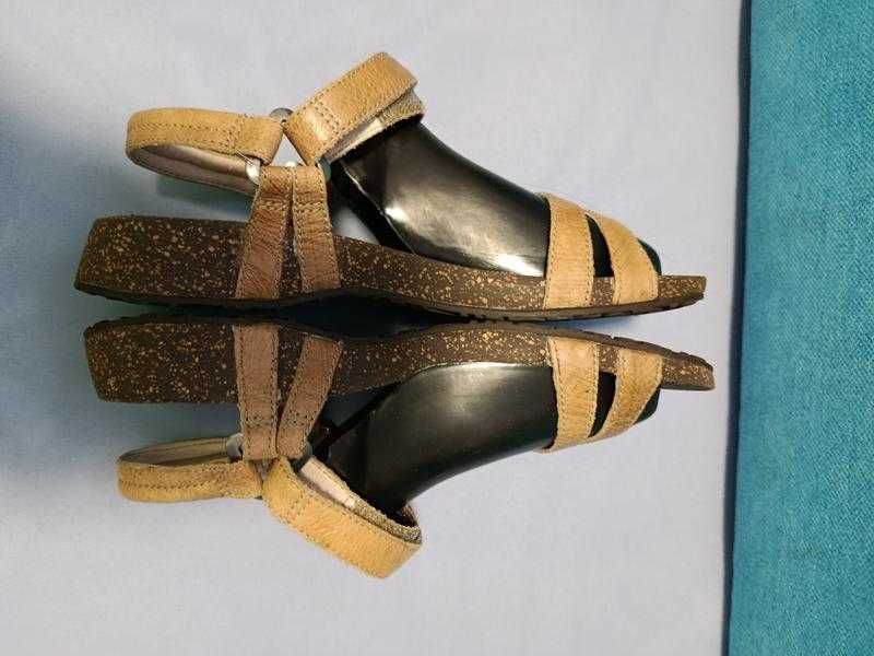 Teva жіночі шкіряні босоніжки розмір 38/24 см