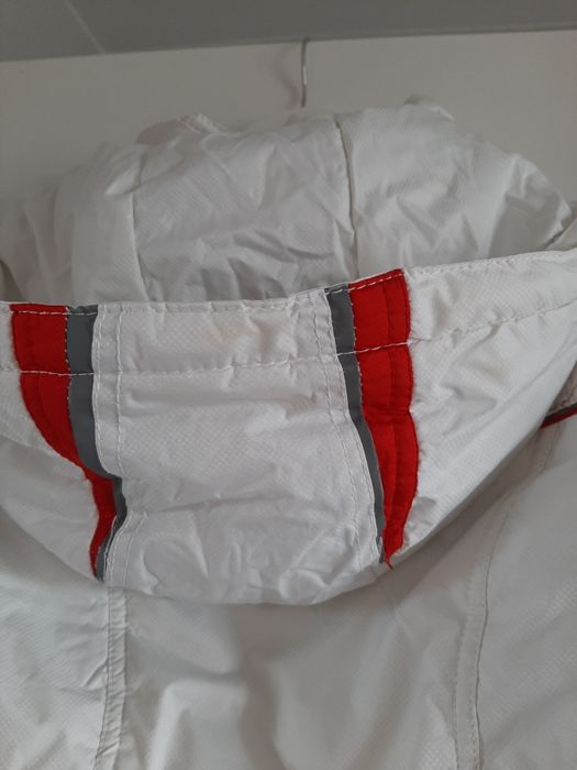 Biała dziecięca kurtka zimowa narciarska z odpinanym kapturem futerkie