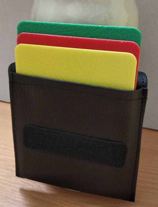 Kartki sędziowskie - żółta, czerwona, zielona w etui, piłka siatkowa.