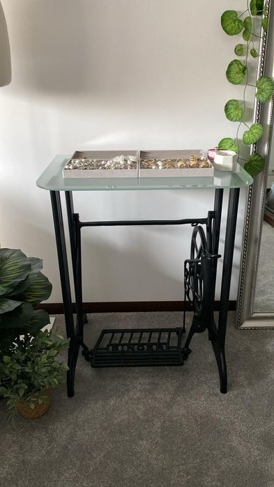 Pés de uma máquina de costura vintage (inclui vidro)