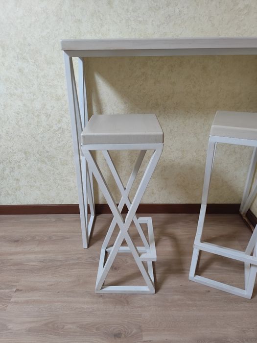 Барний стіл і два стільці в стилі Loft