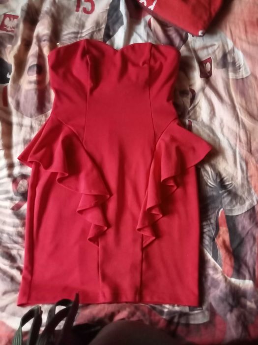 Czerwona sukienka z baskinką Lipsy rozmiar 36 stan idealny.