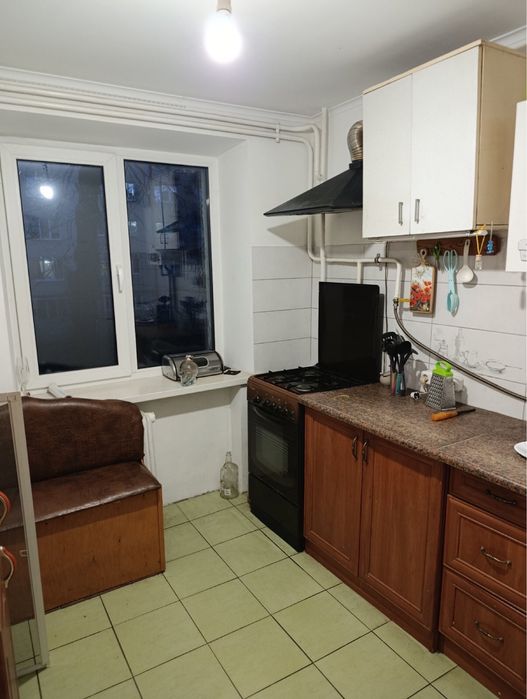 Здам 1-к кв без меблів   і побутовоі техніки.