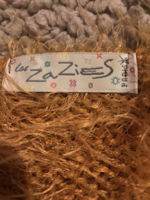 Calças largas  bolsos laterais e casaco com pelo