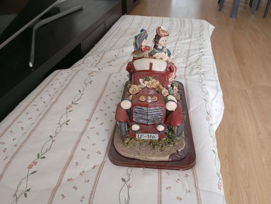 Bonecas e carrinho em porcelana