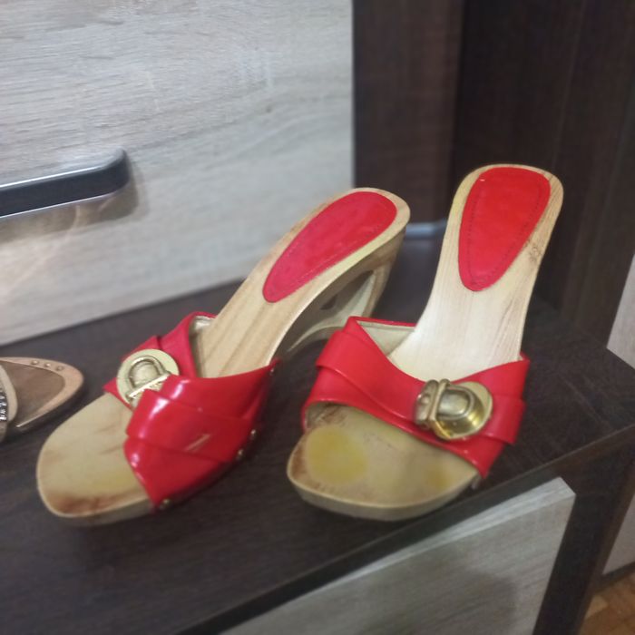 Czerwone drewniaki,  z wyciętym słupkiem, rozmiar 38