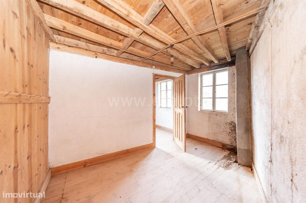 T5 Semi-Detached House / Covilhã, Casegas
