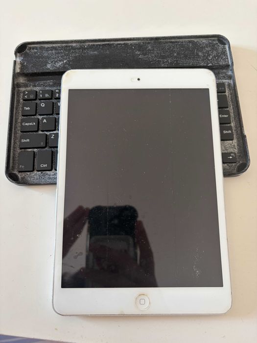 Apple iPad Mini 1st Gen (A1432) 7.9" 16GB - broken