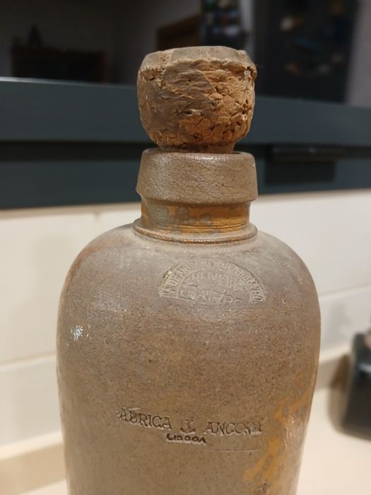 Garrafa Antiga com a Marca Âncora