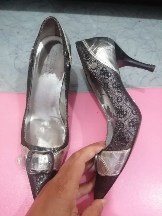 Sapatos Guess prateados 36.5 usados (para despachar)